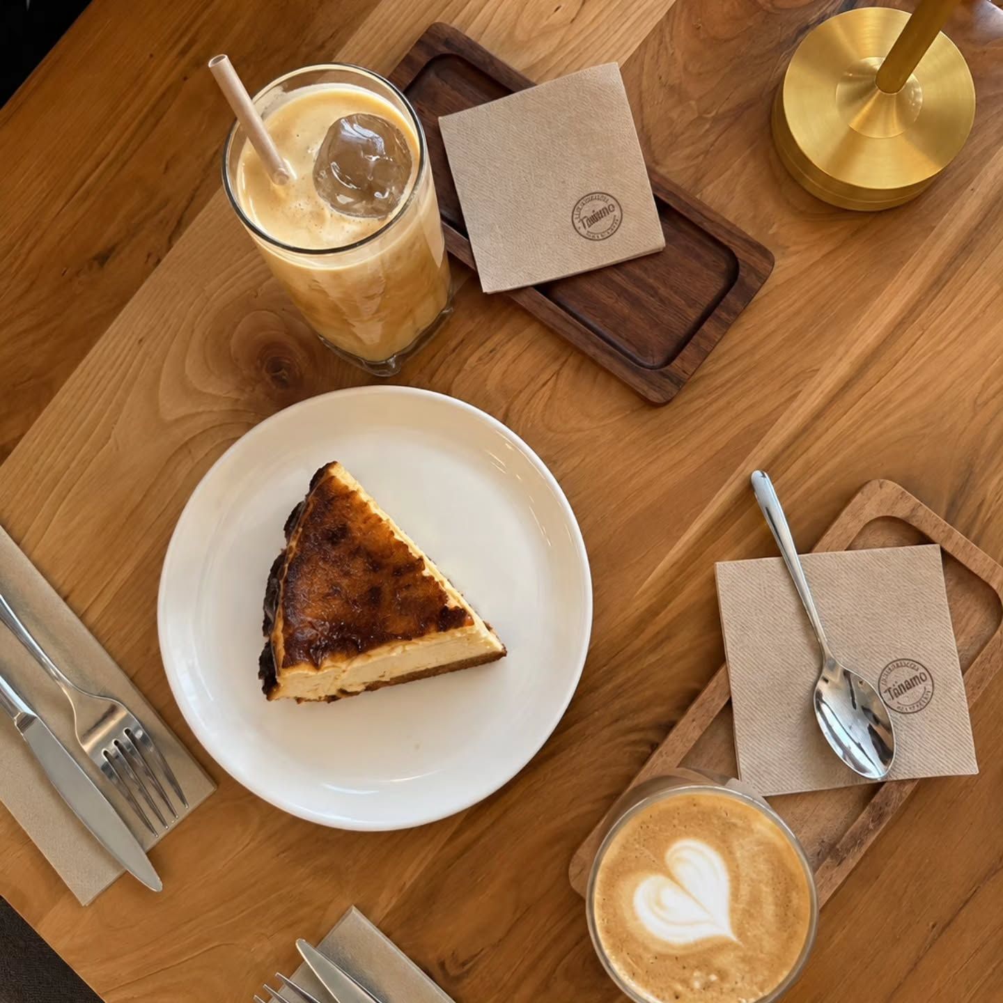 Cheesecake, café con hielo y un latte
