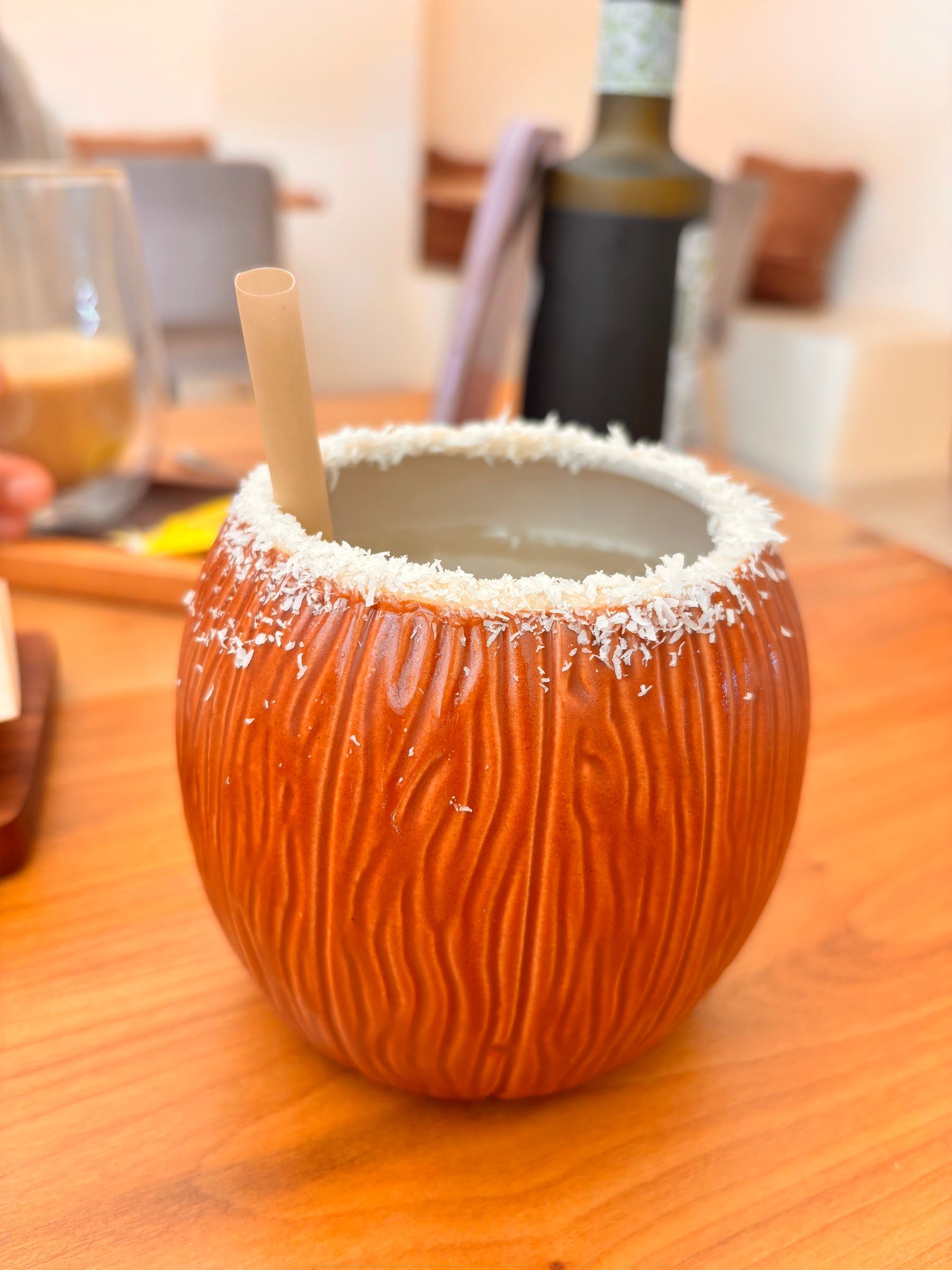 Una bebida en una taza de cerámica con forma de coco