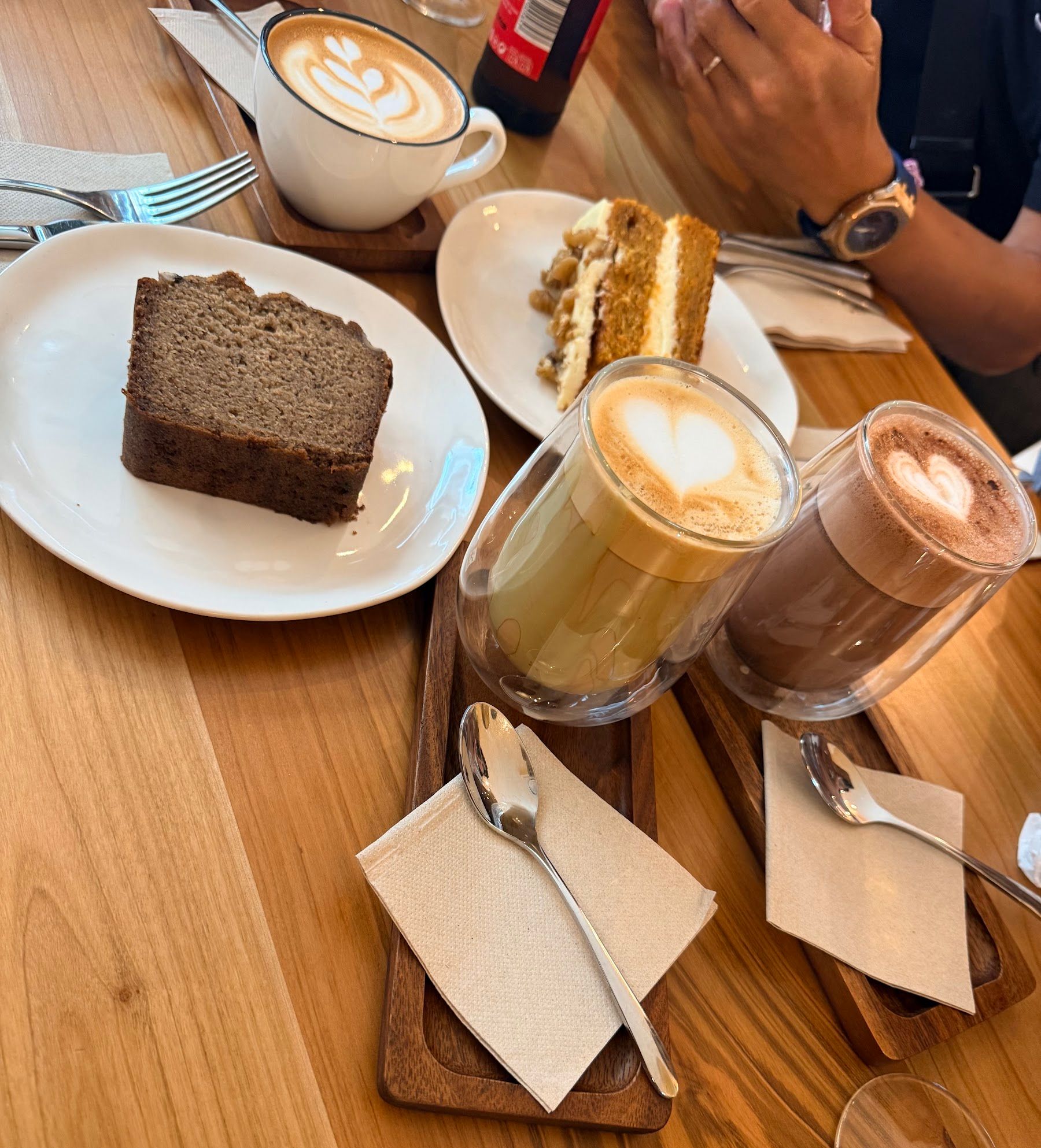 Cafés con leche y dulces caseros sobre la mesa de roble