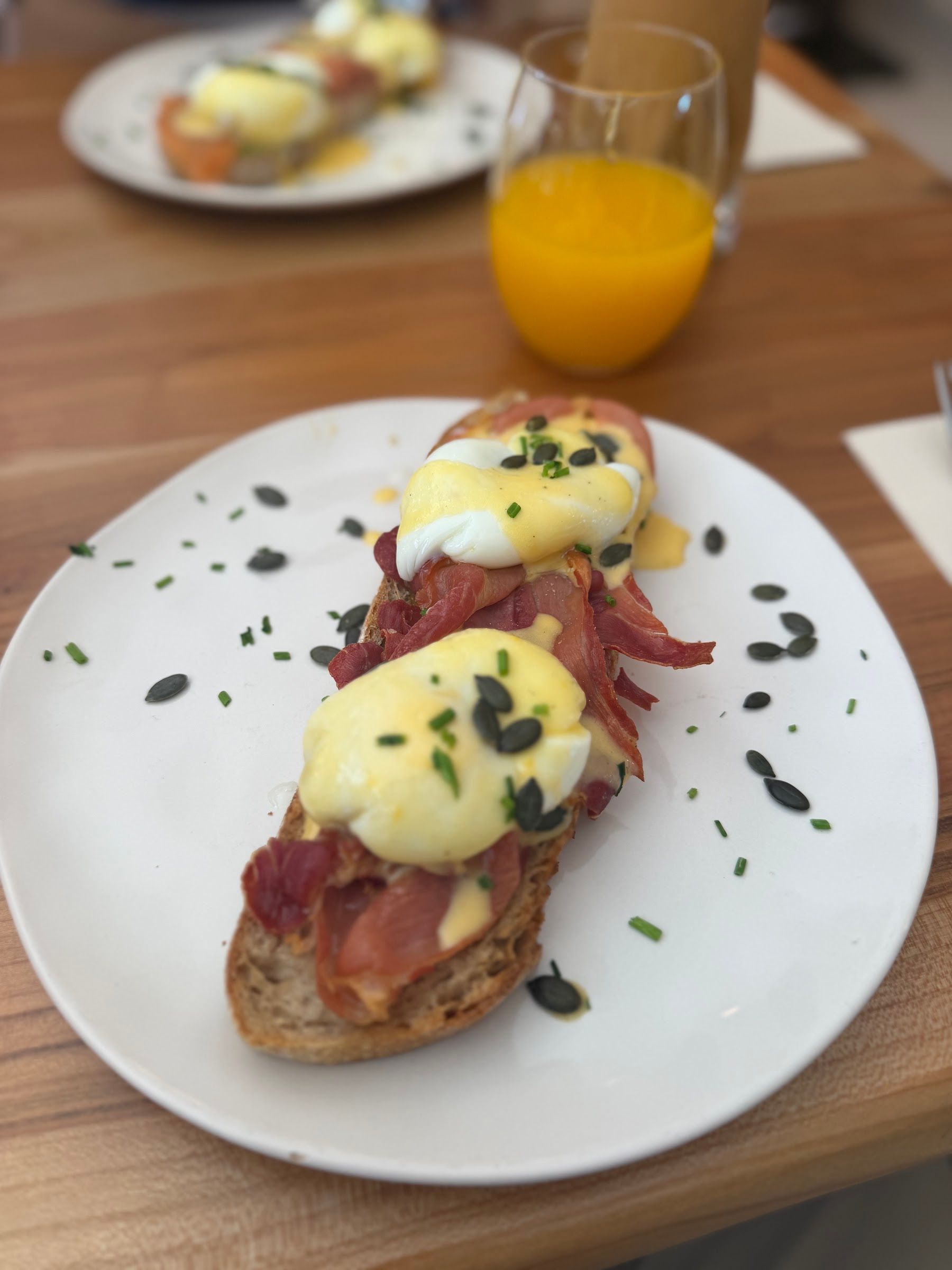 Zumo de naranja natural y una tostada benedict