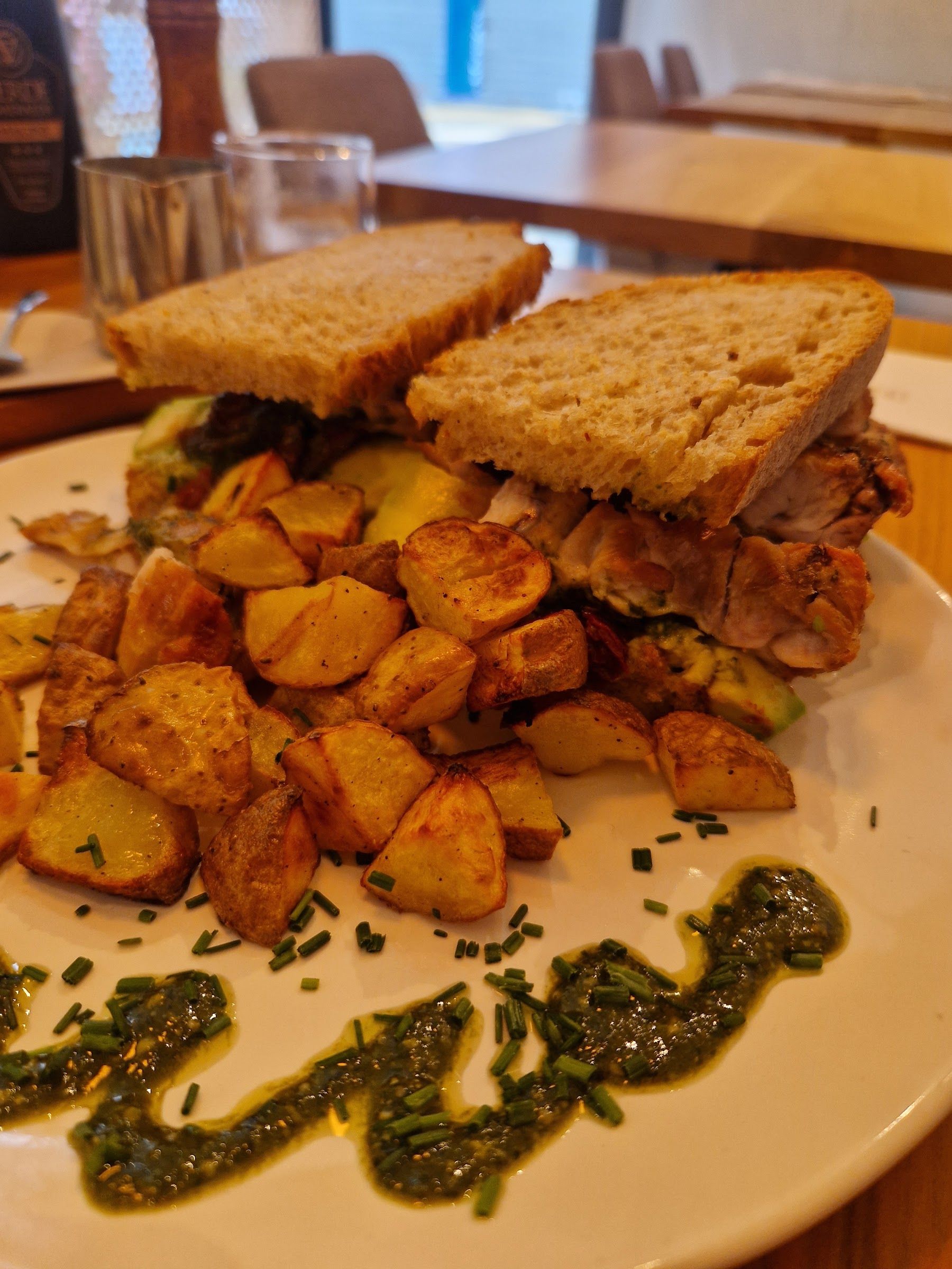 Sándwich de masa madre con patatas al horno y pesto