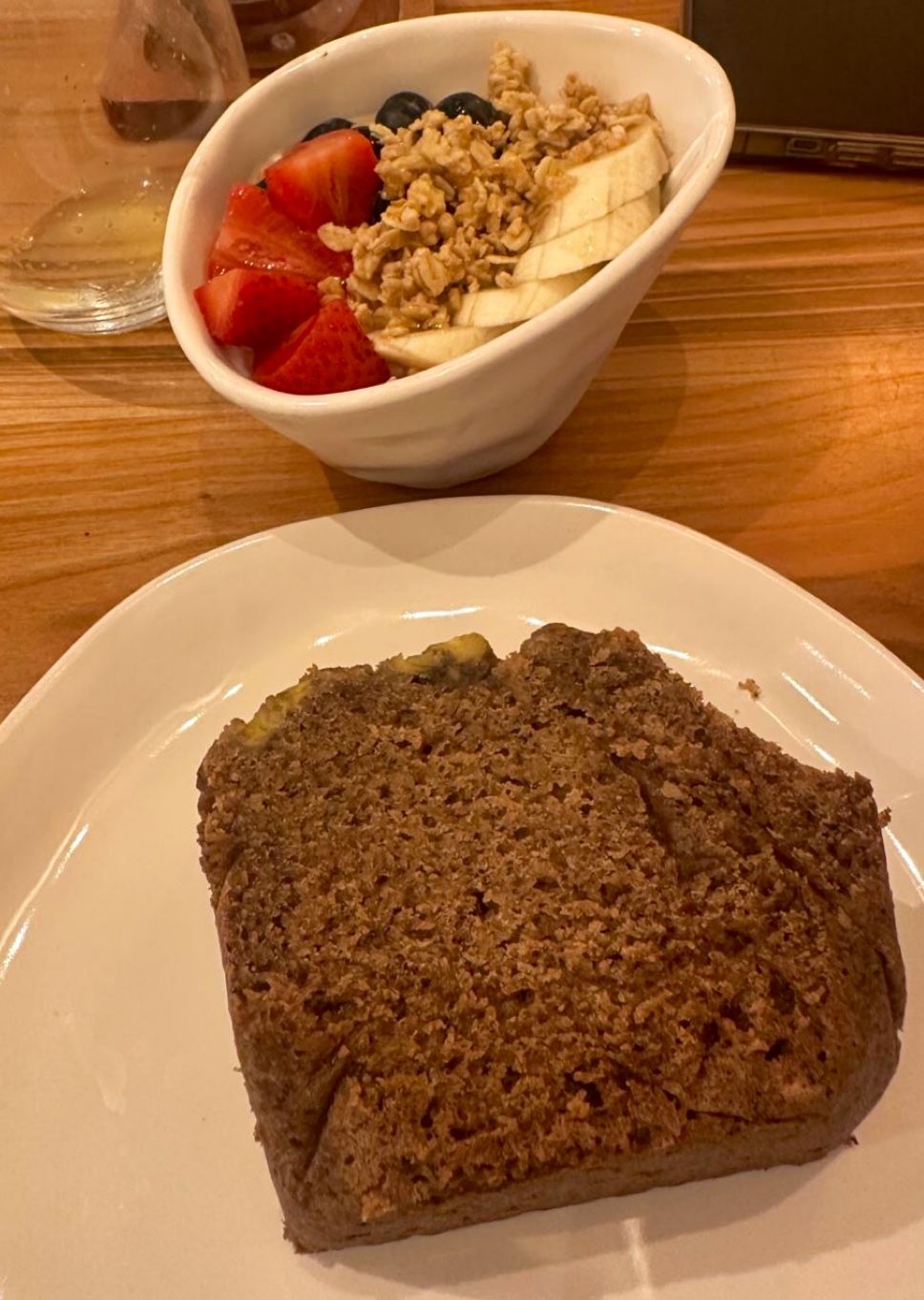 Bowl de yogur con fresas, plátano y granola